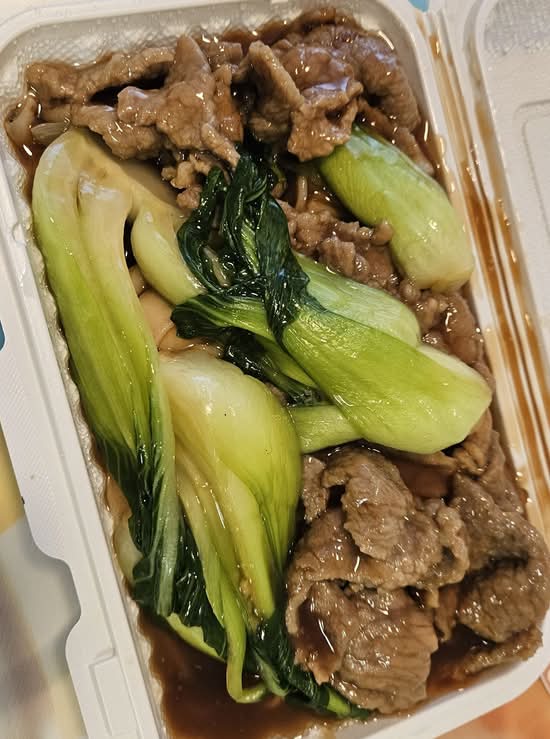 Sauteed Rice Noodle with Beef and Vegetable 時菜牛肉炒河